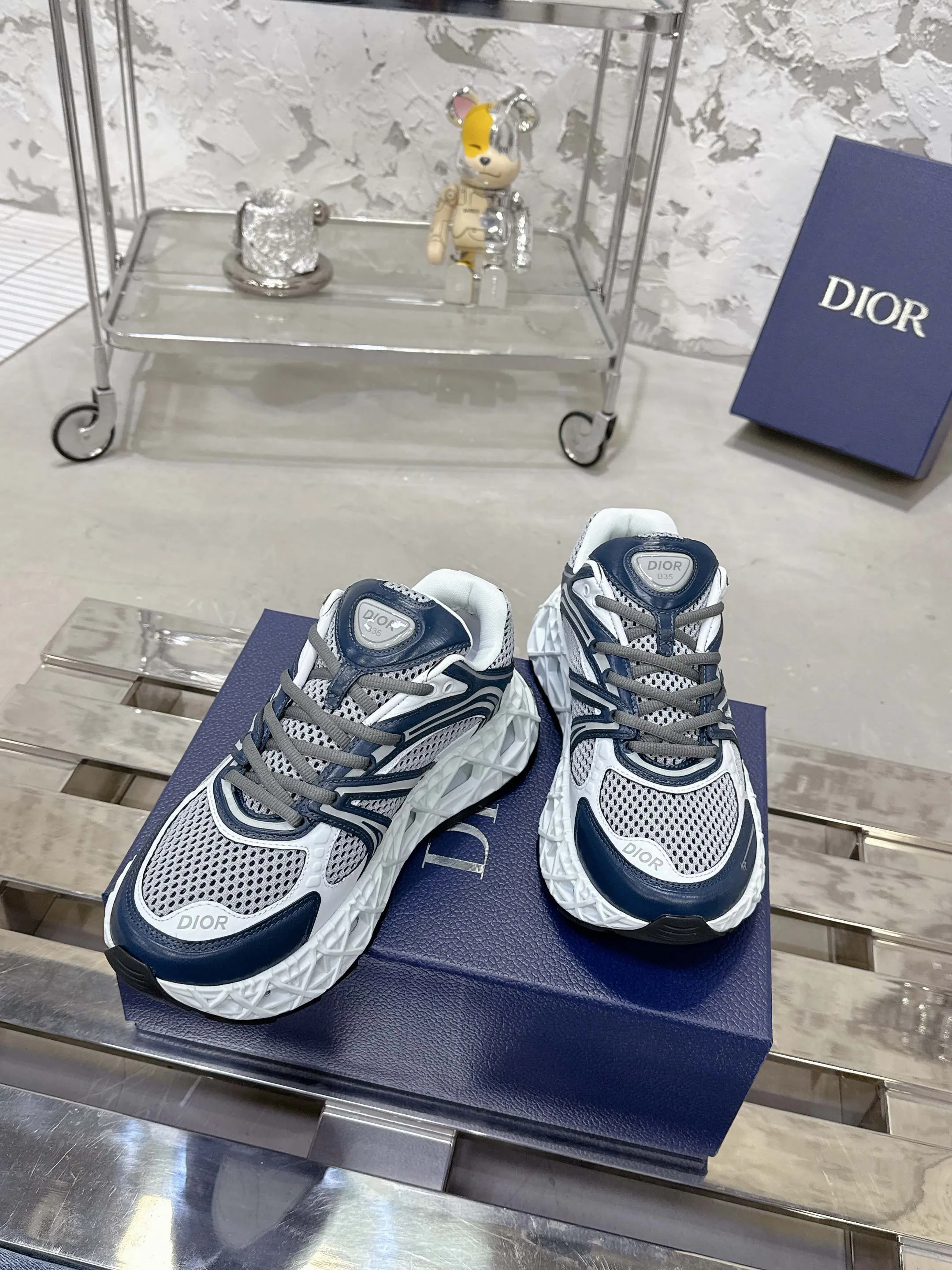 Factory price 780💰 Top version! ! ! Dior (B35) DIOR spring and summer men's wear show, the show was held at the Valle de Grasse School in Paris. Kim Jones drew inspiration from the works of South African artist Hylton Nel. The details of the shoes, clog soles and tribal elements, cleverly blended luxury craftsmanship and practicality, with fresh childishness and bright temperament, creating a new season hot spot. Dior KAWA Dior co-branded casual sports shoes reinterpret running shoes with Dior's high-end style. B35 is made of fine-textured leather and mesh fabric materials. It can be worn in all seasons, is comfortable and breathable, and has multiple lines on the shoe body to outline details. It has a full retro three-dimensional feel and can create a casual look all year round! Fabric: Cowhide/customized cloth material Lining: Imported breathable mesh Outsole: Original molded outsole Size: 39-46 (customized at 45.46)